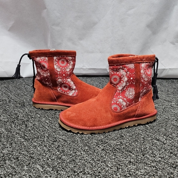 UGG Kaelou Red White Suede Bandana Booties Size 4 - Picture 3 of 8